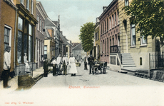 11829 Gezicht in de Herenstraat te Rhenen, uit het oosten, ter hoogte van de Van Deventerstraat (links).